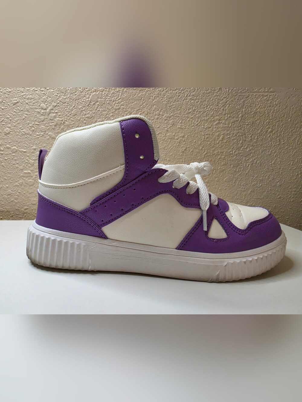 Womans High-Top Sneakers in White and Purple Size 8
